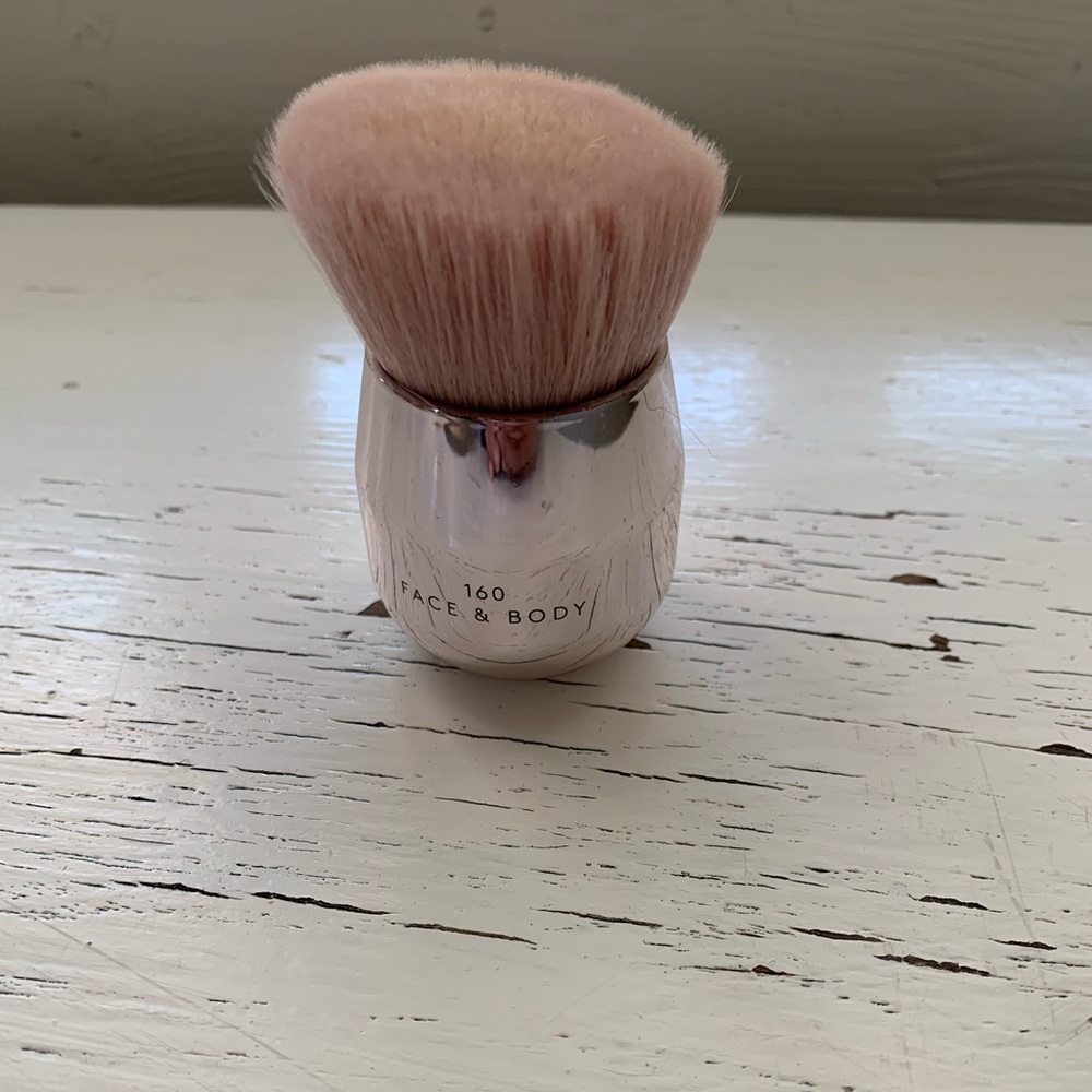 Fenty 160 brush